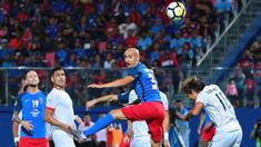 Gelandang Johor Darul Ta'zim, Natxo Insa, menyundul bola saat melawan Persija Jakarta pada laga AFC Cup di Stadion Hassan Yunos, Johor, Rabu (14/2/2018). JDT menang 3-0 atas Persija. (Media Persija)