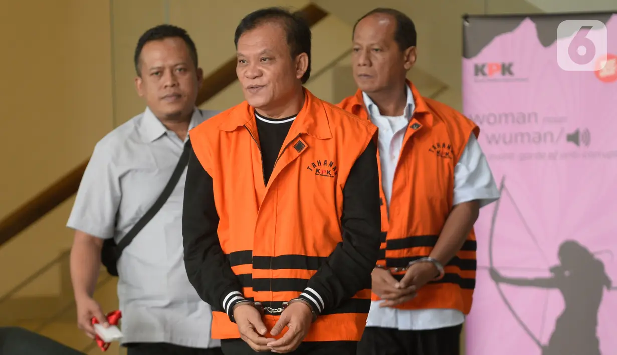 Dirut PT Rudi Jaya, Ibnu Ghopur (tengah) dan penyuap Bupati Sidoarjo Saiful Ilah, Totok Sumedi usai menandatangani berkas P21 di Gedung KPK, Jakarta, Kamis (5/3/2020). Keduanya akan segera disidangkan terkait suap proyek infrastruktur di Dinas PUPR Kabupaten Sidoarjo. (merdeka.com/Dwi Narwoko)