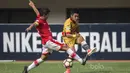 Gelandang Mitra Kukar, Septian David Maulana, berusaha melewati bek Persija, Ismed Sofyan, pada laga Liga 1 di Stadion Patriot, Bekasi, Minggu (14/5/2017). Kedua tim bermain imbang 1-1. (Bola.com/Vitalis Yogi Trisna)