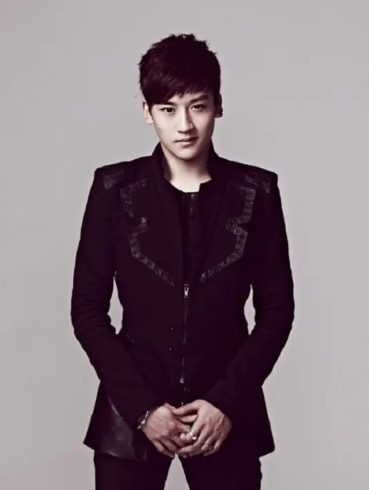 Mark JJCC lahir dan besar di Sydney. Cowok berwajah tampan ini belajar musik di Universitas New South Wales. Ia juga belajar akting di Actors College of Theatre and Television. (Foto: soompi.com)