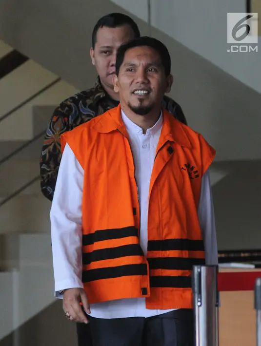 Bupati Bener Meriah nonaktif Ahmadi usai menjalani pemeriksaan lanjutan di gedung KPK, Jakarta, Jumat (31/8). Ahmadi diperiksa sebagai tersangka terkait suap proyek infrastruktur dari Dana Otonomi Khusus Aceh Anggaran 2018. (Merdeka.com/Dwi Narwoko)