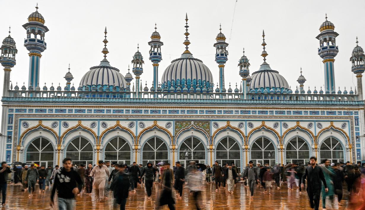 Umat Muslim pergi setelah Sholat Jumat di Masjid Jamia pada hari kedua bulan suci Ramadhan di Rawalpindi pada 24 Maret 2023. (AFP/Aamir QURESHI)