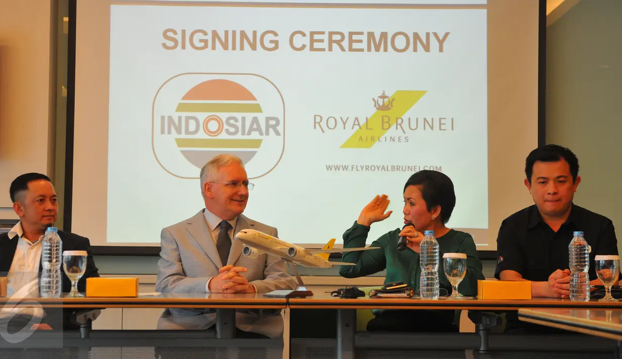 Suasana pertemuan antara Royal Brunei Airlines dengan Indosiar, Jakarta, Senin (16/11/2015). Royal Brunei Airlines menjalin kerjasama dengan Indosiar sebagai sponsor program D'Academy Asia. (Liputan6.com/Faisal R Syam)