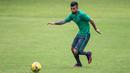 Gelandang Timnas Indonesia, Stefano Lilipaly, berusaha mengontrol bola saat berlatih di Lapangan SPH Karawaci, Banten, Minggu (11/12/2016). (Bola.com/Vitalis Yogi Trisna)