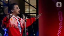 Sal Priadi tampil menghibur dengan deretan lagu andalannya, di antaranya Dari Planet Lain dan Gala Bunga Matahari. (Liputan6.com/Herman Zakharia)