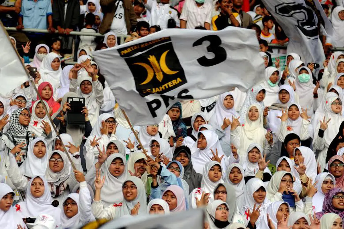 [FOTO] Ratusan Ribu Kader PKS Putihkan Gelora Bung Karno