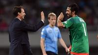 Pelatih Juventus, Massimiliano Allegri (kiri) merayakan gelar Piala Super Italia 2015 bersama Buffon di Stadion Shanghai, Tiongkok. Sabtu (8/8/2015). (AFP Photo/Johanne Eisele)