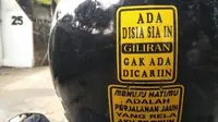6 Stiker Kalimat Kocak di Helm Ojek Online
