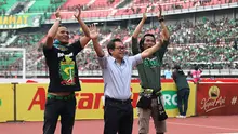 Pelatih Persela, Aji Santoso, mendapat sambutan hangat dari Bonek pada laga Persebaya vs Persela di Stadion Gelora Bung Tomo, Surabaya, Minggu (5/8/2018). (Bola.com/Aditya Wany)