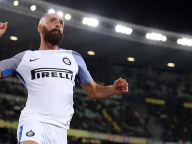 Pemain Inter Milan, Borja Valero berselebrasi setelah mencetak gol ke gawang Hellas Verona dalam lanjutan pertandingan Liga Serie A Italia di Marc'Antonio Bentegodi, Selasa (31/10). Inter menang 2-1 atas tuan rumah Verona. (Filippo Venezia/ANSA via AP)