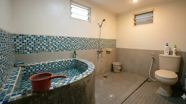 Keramik Kamar Mandi yang Mudah Dibersihkan (Foto: Gemini AI)