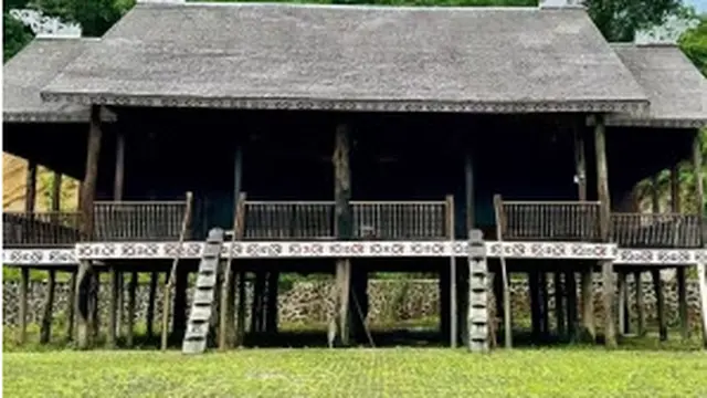 Rumah adat Kalimantan Timur (Disdikbud.Samarindakota.go.id)