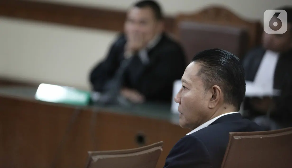 Mantan Anggota Komisi VI DPR, I Nyoman Dhamantra mendengarkan pembacaan dakwaan saat sidang di Pengadilan Tipikor, Jakarta, Selasa (31/12/2019). I Nyoman Dhamantra menjalani sidang perdana dengan agenda pembacaan dakwaan terkait kasus suap pengurusan impor bawang putih. (Liputan6.com/Faizal Fanani)