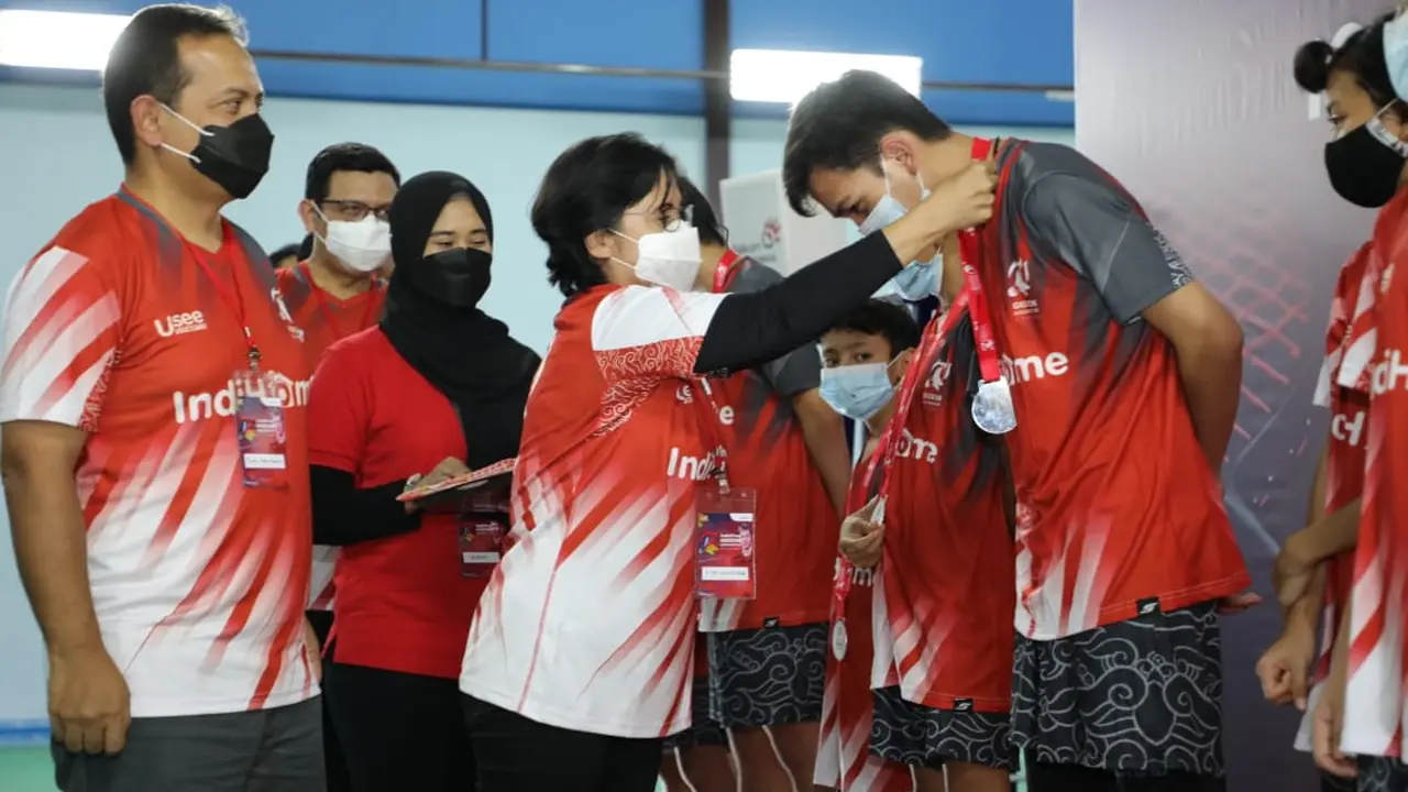 Telkom Anugerahi Beasiswa kepada Sepuluh Pemenang IndiHome Gideon Badminton Academy selama Setahun