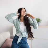 ilustasi menari menyanyi/Prostock-studio/Shutterstock