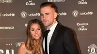 Luke Shaw dan kekasihnya, Anouska Santos. (AFP/Paul Ellis)