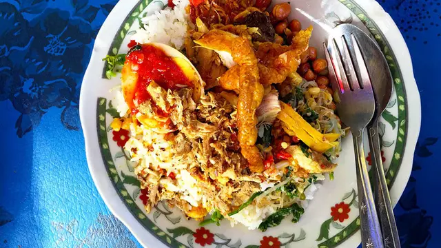Nikmatnya Menyantap Nasi Campur Bali di Tepi Pantai