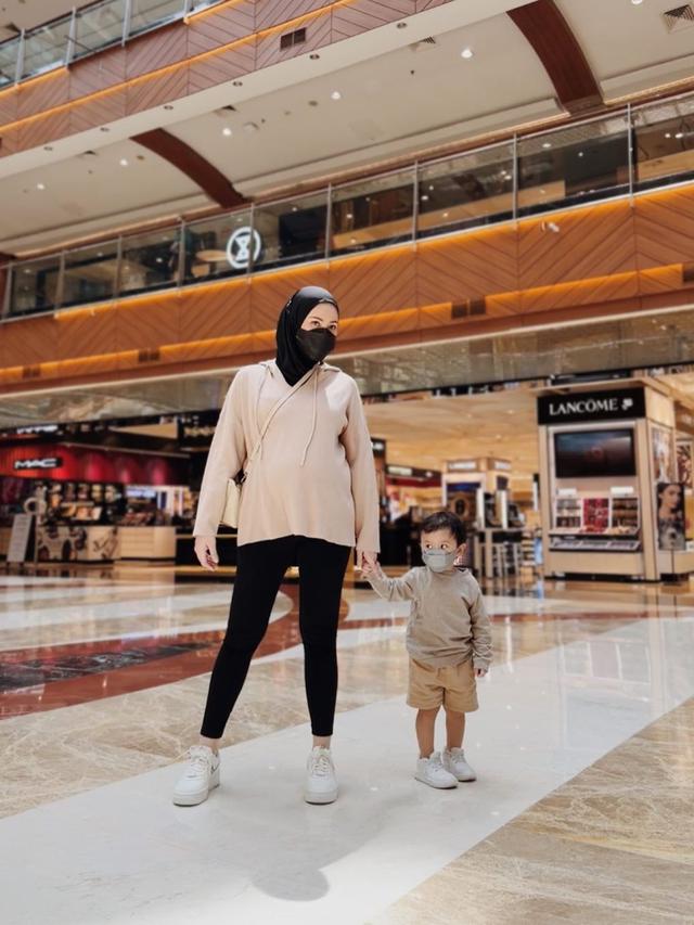 Jelang Lahiran, Ini 6 Potret Cynthia Ramlan Pamer Baby Bump di Kehamilan Ketiga