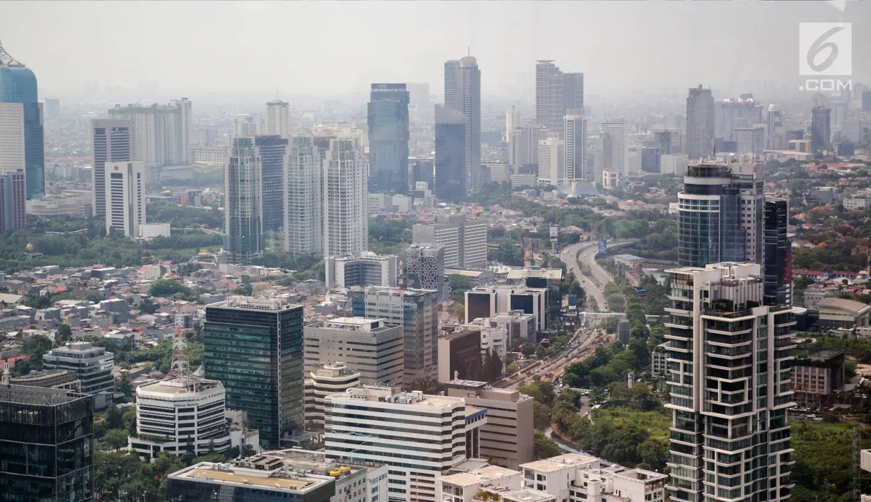 Suasana deretan gedung bertingkat dan rumah pemukiman warga terlihat dari gedung bertingkat di kawasan Jakarta, Jumat (29/9). Pemerintah meyakinkan target pertumbuhan ekonomi tahun 2018 sebesar 5,4 persen tetap realistis. (Liputan6.com/Faizal Fanani)
