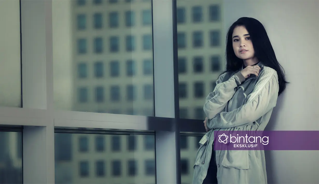 Meski usianya 22 tahun, Michelle Ziudith ingin selalu bersama dengan mamanya. Begitu juga saat menjalani syuting atau menerima tawaran. Ia terlebih dulu diskusi dengan sang mama. (Bambang E. Ros/Bintang.com)