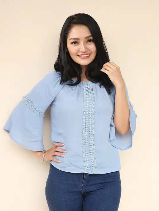 Penyanyi dangdut Siti Badriah kembali terlibat dalam dunia peran. Setelah sebelumnya ia terlibat dalam sinetron Senandung, Harapan Cinta dan Dikejar Rezeki, kini penyanyi Berondong Tua itu terlibat dalam film televisi (FTV). (Bambang E Ros/Bintang.com)