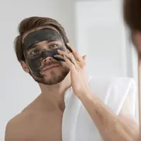 Ilustrasi pria sedang melakukan perawatan wajah. (Foto: Shutterstock)
