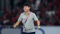 Pelatih&nbsp;Timnas Indonesia,&nbsp;Shin Tae-yong, saat melawan Australia pada laga kedua Grup C Kualifikasi Piala Dunia 2026 Zona Asia di Stadion Utama Gelora Bung Karno (SUGBK), Jakarta Pusat, pada Selasa (10/9/2024). (Bola.com/Bagaskara Lazuardi)