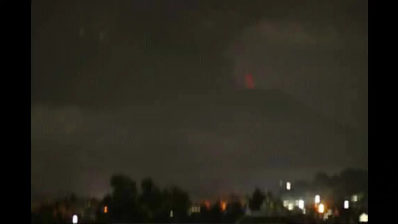 Ada Warna Merah Menyala di Puncak Gunung Agung, Lava?