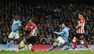 Momen pemain Man City Rayan Cherki melepas tendangan di laga kontra Sunderland pada ajang Liga Inggris. (Darren Staples / AFP)
