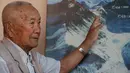 Min Bahadur Sherchan menunjukkan jejak Gunung Everest kepada Associated Press di Kathmandu, Nepal, (12/4). Kakek min mengatakan masalah yang mungkin dia hadapi dalam misinya nanti adalah cuaca yang tidak menentu. (AP Photo / Niranjan Shrestha)