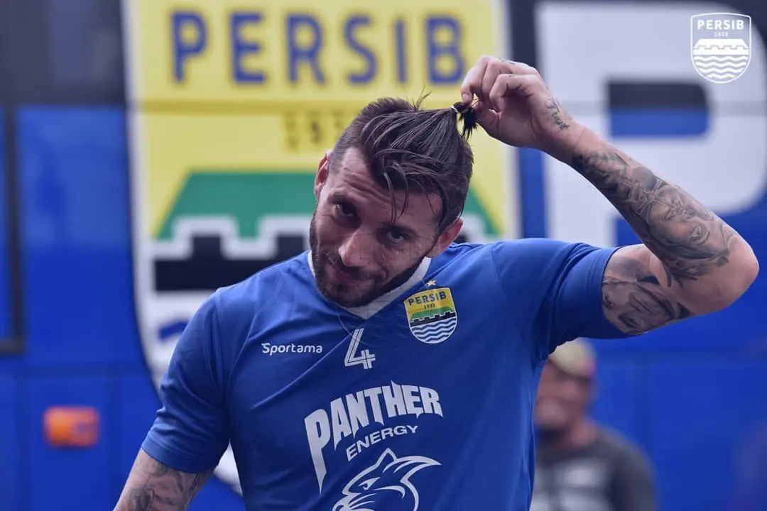 Bojan Malisic menjadi salah satu pemain asing debutan di Liga 1 2018. (Instagram/@persib_official)