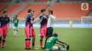 Pemain Atletico Madrid U-18 melakukan protes kepada wasit saat melawan Indonesia All Stars U-20 pada laga ketiga International Youth Championship (IYC) 2021  di Jakarta International Stadium (JIS), Minggu (17/4/2022) malam. Atletico Madrid U-18 menang tipis 2-1. (Liputan6.com/Faizal Fanani)