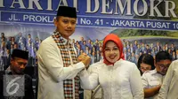 Agus Harimurti Yudhoyono dan Sylviana Murni melakukan salam komando jelang pendaftaran diri sebagai pasangan bakal calon gubernur dan wakil gubernur DKI Jakarta ke KPU DKI, Jakarta, Jumat (23/9). (Liputan6.com/Faizal Fanani)