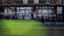 Seorang pengendara sepeda berjaket kuning melewati ruang ritel kosong di Oxford Street di London, Rabu (16/11/2022). Mengutip data resmi, inflasi Inggris didorong oleh melonjaknya harga energi, makanan, dan transportasi dalam krisis biaya hidup yang memburuk. (AP Photo/Alastair Grant)