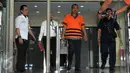 Tersangka kasus dugaan suap proyek Pembangkit Listrik Tenaga Mikrohidro di Papua, Bambang Wahyuhadi usai diperiksa KPK, Jakarta, Selasa (3/11). Bambang merupakan Staf ahli anggota Komisi VII DPR F-Hanura, Dewie Yasin Limpo.(Liputan6.com/Helmi Afandi)