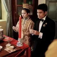 Kedua mempelai mengenakan kostum pernikahan Peranakan, menurut&nbsp;Straits Times, pakaian tersebut&nbsp;yang menelan biaya sekitar 20 juta baht atau sekitar Rp8 jutaan untuk upacara yang dibatasi untuk keluarga dan teman dekat.&nbsp;credit: @Niyadarweddinganswer