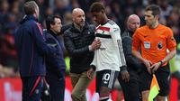 Marcus Rashford ditarik keluar manajer Manchester United, Erik ten Hag, saat bersua Aston Villa&nbsp;pada laga pekan ketujuh Premier League&nbsp;di Villa Park, Birmingham, Minggu (6/10/2024) malam WIB. Dalam duel itu kedua tim bermain imbang 0-0. (AFP/Adrian Dennis)