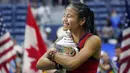 Emma Raducanu berhasil meraih trofi juara US Open 2021. Pencapaian tersebut membuat petenis muda asal Inggris ini menorehkan sejumlah rekor. (Foto: AP/Elise Amendola)