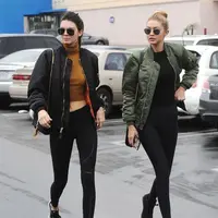 Bomber jacket identik dengan potongan besar dan boyish. Bahkan jaket ini juga bisa dikenakan oleh laki-laki dan perempuan, tanpa batasan gaya yang bisa terus dikulit. (Foto: Pinterest)