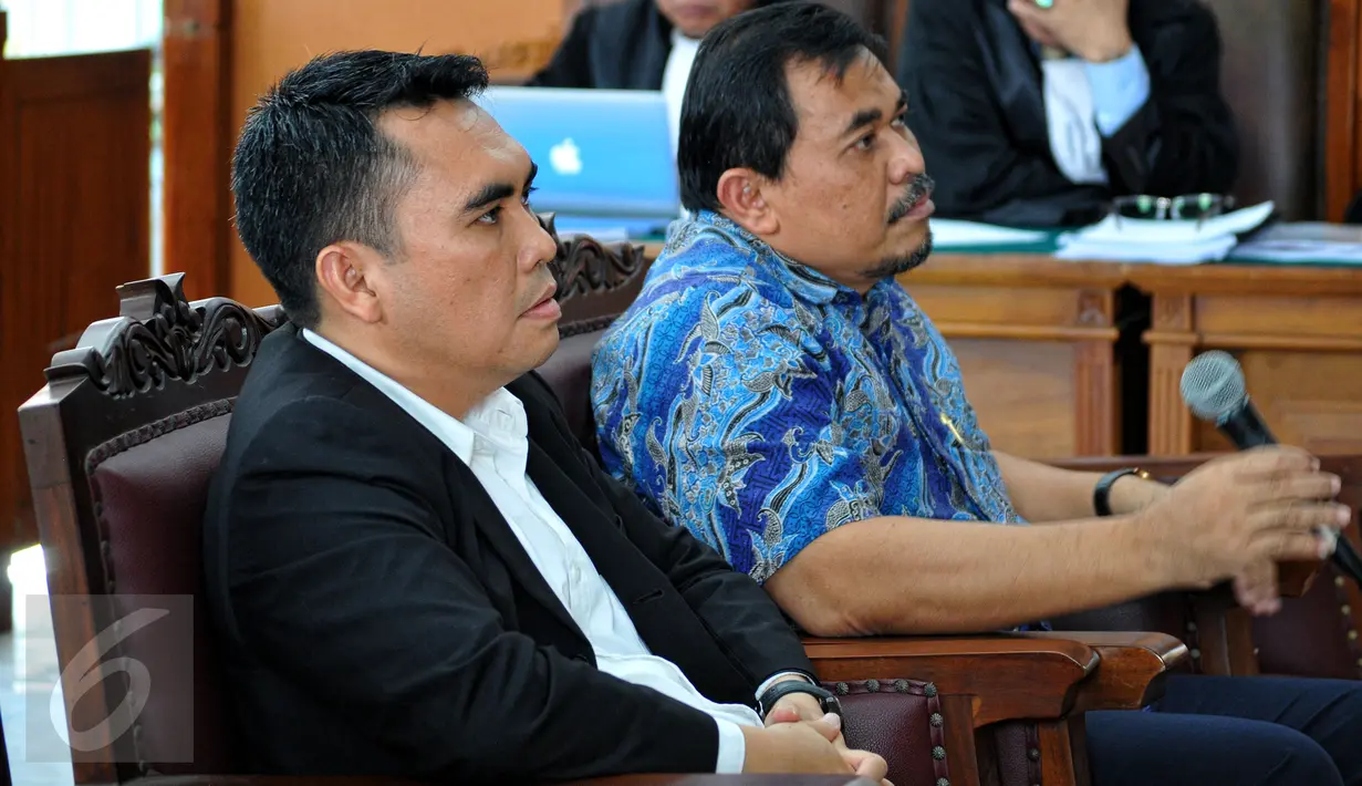 Dua saksi ahli, Jamin Ginting dan Bastian Lubis dihadirkan tim kuasa hukum KPK dalam sidang praperadilan mantan Wali Kota Makassar Ilham Arief Sirajudin, di PN Jakarta Selatan, Senin (6/7/2015). (Liputan6.com/Yoppy Renato)