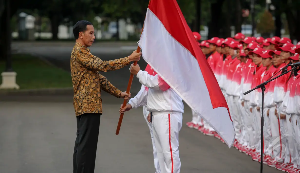 Presiden Jokowi menyerahkan bendera merah putih kepada menpora yang akan membawa atlet Indonesia berlaga di SEA Games XXVIII Singapura, Jakarta, Selasa (26/5/2015). (Liputan6.com/Faizal Fanani)