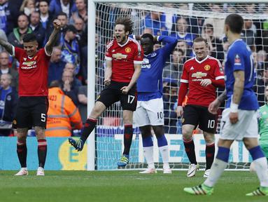 Pemain Manchester United, Marcos Rojo, Daley Blind, Wayne Rooney dan David De Gea merayakan kemenangan usai mengalahkan Everton pada semifinal Piala FA di Stadion Wembley, London, Sabtu (23/4/2016). (Reuters/Eddie Keogh)