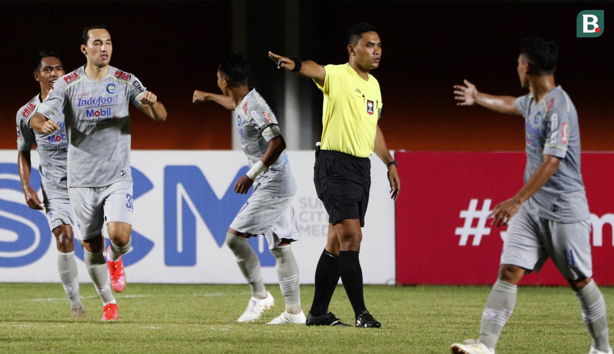 Ezra Walian masuk pada menit ke-62 menggantikan Esteban Vizcarra. Tidak butuh waktu lama, Ezra Walian langsung mencetak gol semenit kemudian memanfaatkan skema segitiga dari rekannya Febri Hariyadi, Beckham Putra dan Bayu Fikri. (Bola.com/Ikhwan Yanuar)