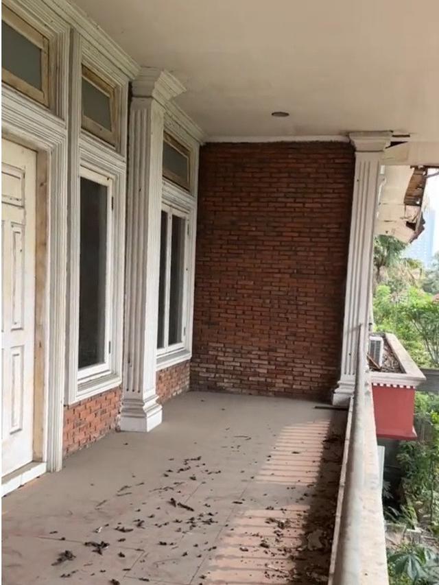 Penampakan rumah merah Genta Buana yang tak terurus lagi