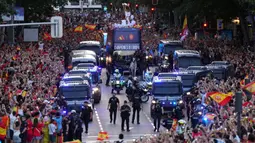 Timnas Spanyol diarak menggunakan bus terbuka menuju Cibeles Square saat perayaang kemenangan Euro 2024 di Madrid, Spanyol, Senin (15/07/2024) waktu setempat. (AFP/Cesar Manso)