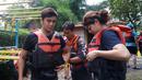 Krisshatta Luis Aveiro (kiri) dan Hilda Vitria Khan, memakai perlengkapan arung jeram sebelum berpetualang di Sungai Cicatih, Sukabumi, Sabtu (12/12/2015). (Bola.com/Arief Bagus)
