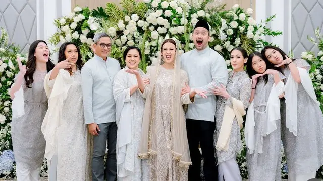 Mantan Istri Tora Sudiro dan Istrinya Kini Mieke Amalia kompak hadir di pengajian putrinya