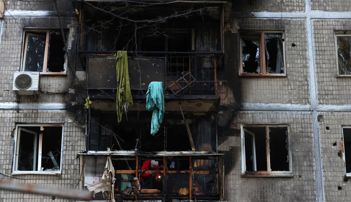Serangan pesawat tak berawak Rusia menyebabkan kebakaran dan menghanguskan salah satu ruang di gedung apartemen yang terdampak. (Anatolii STEPANOV/AFP)