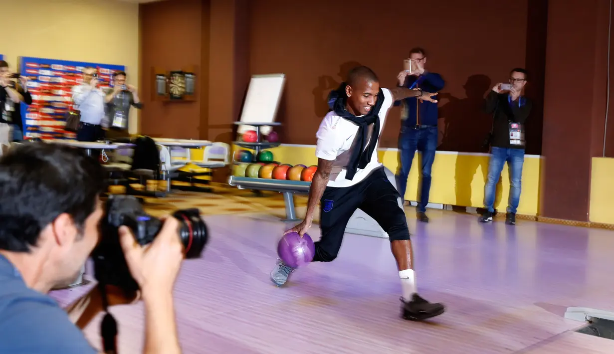 Bek Timnas Inggris, Ashley Young saat bermain bowling di pusat media Inggris di Repino, dekat St. Petersburg Rusia, Senin (9/7). Inggris akan menghadapi Kroasia dalam semifinal Piala Dunia 2018. (AP Photo/Alastair Grant)