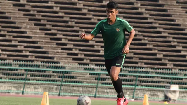 Pemain Timnas Indonesia U-22, Hanif Sjahbandi, mengontrol bola saat latihan. (Bola.com/Zulfirdaus Harahap)